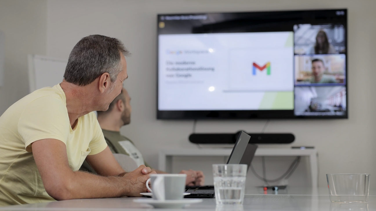 Foto einer Meetingsituation bei Marantec mit zwei Personen, die auf einen Bildschirm schauen auf dem ein Google Meet geöffnet ist.
