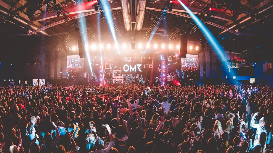 Foto des OMR-Festivals mit dem OMR-Logo auf der Bühne und vielen Teilnehmenden davor.
